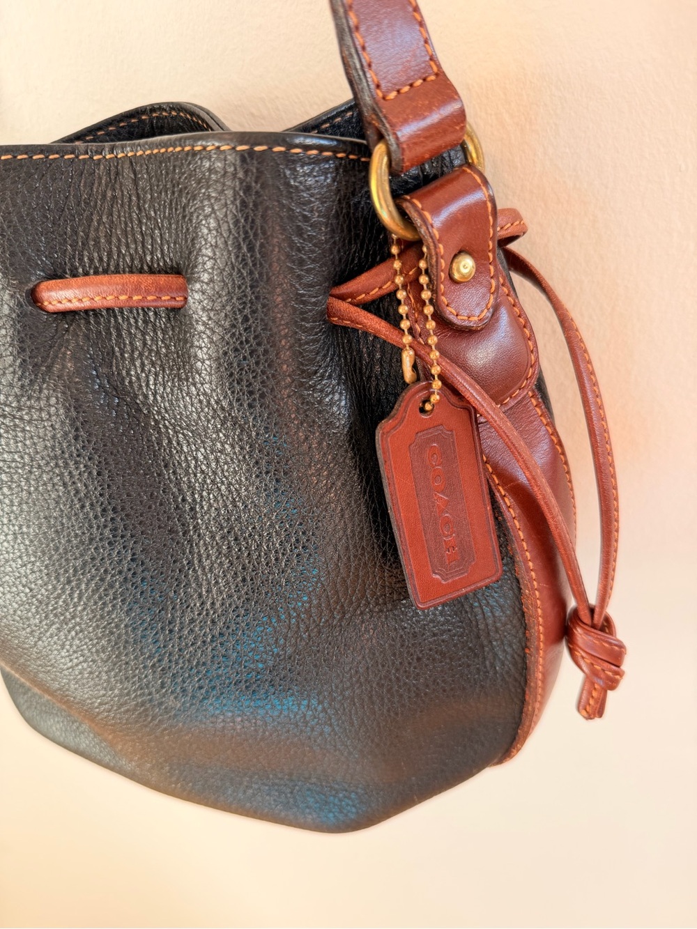 Vintage Coach Black Leather Drawstring Crossbody with Brown Trim - Picture 3 of 4